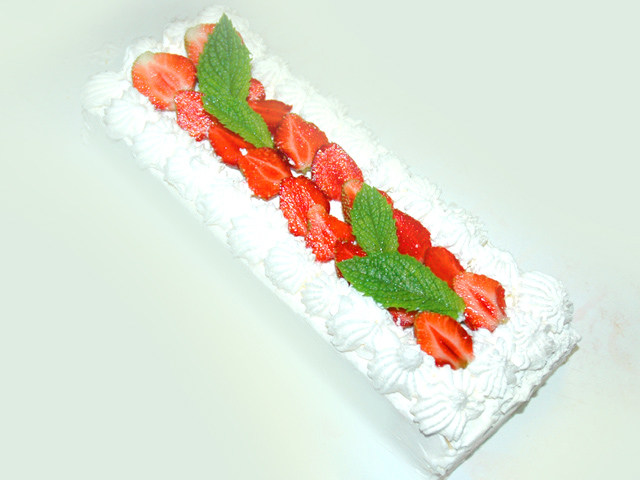 シフォンロール生地で！苺のスクエア三段ケーキのレシピ