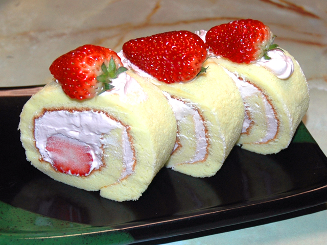 苺のピンククリームロールケーキ