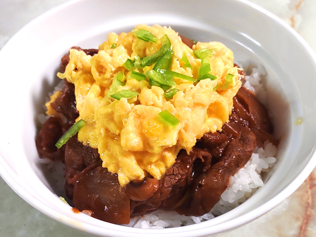 牛こま肉で簡単！ふわふわ卵のオムハヤシ丼のレシピ