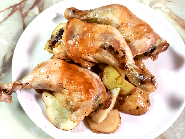 オーブンで同時に！骨付き鶏もも肉とポテトのローストのレシピ