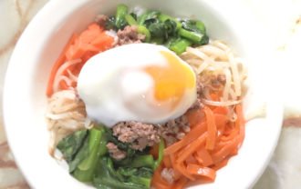 簡単韓国風！小松菜とひき肉のビビンバ丼