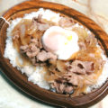 レンジで温泉卵！豚こま肉で作るシンプルな豚丼のレシピ